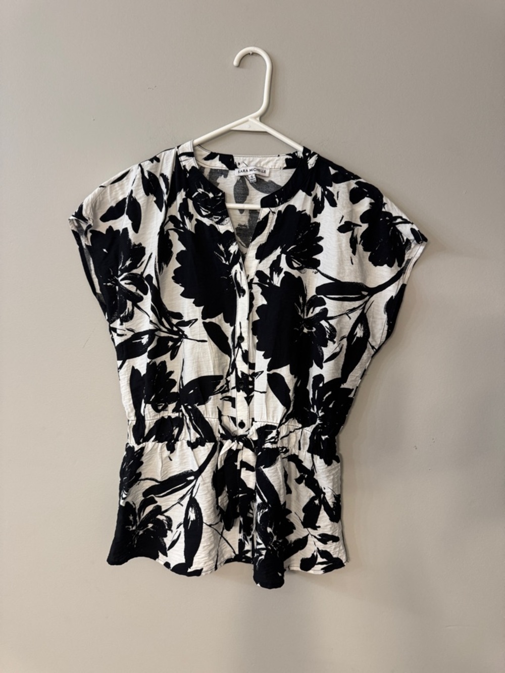 Sara Michelle. Black & White Floral Button-Front Top. Tie Front. Small.